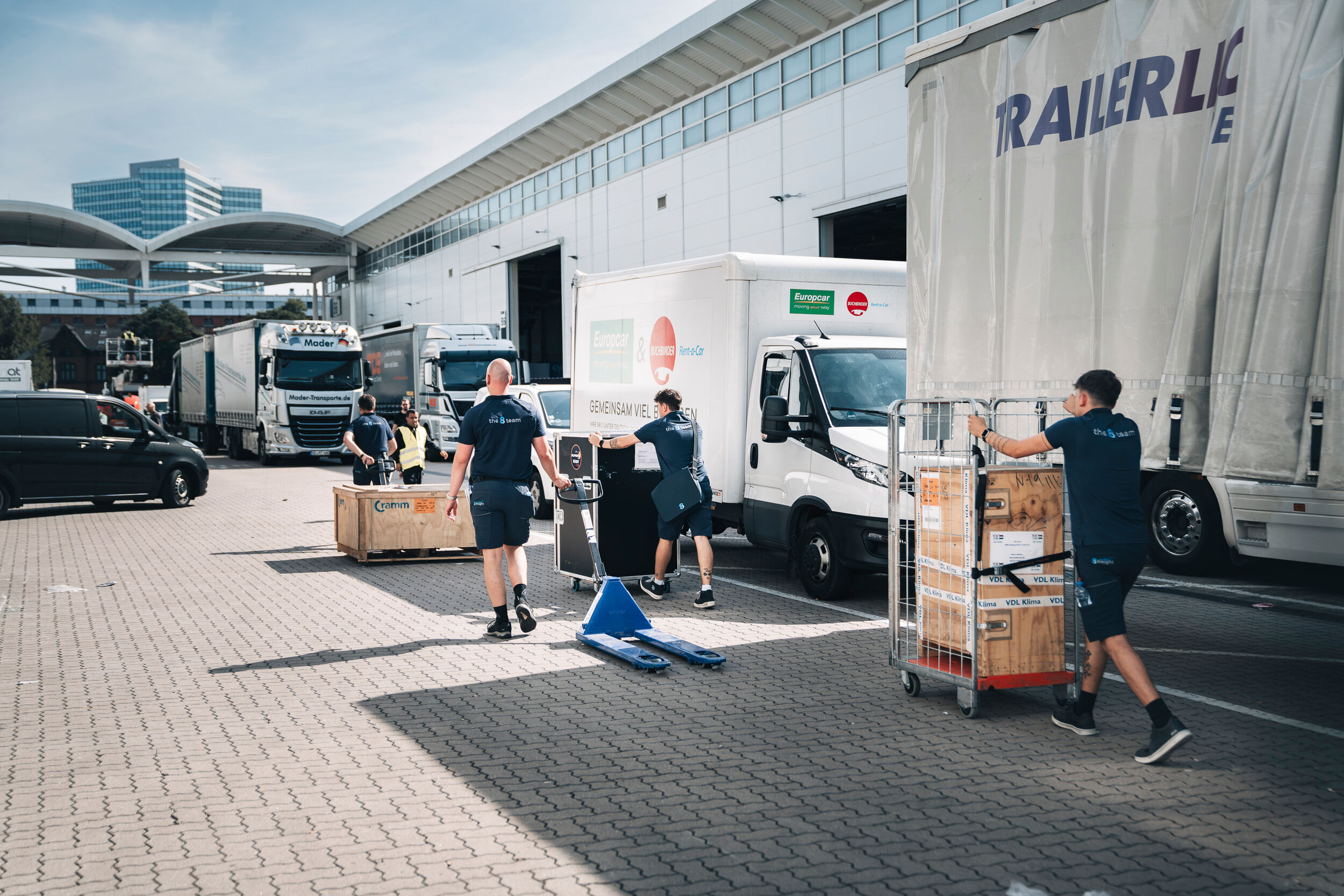 Behind-the-scenes bij een standlevering door 8 Event Freight tijdens een internationale beurs