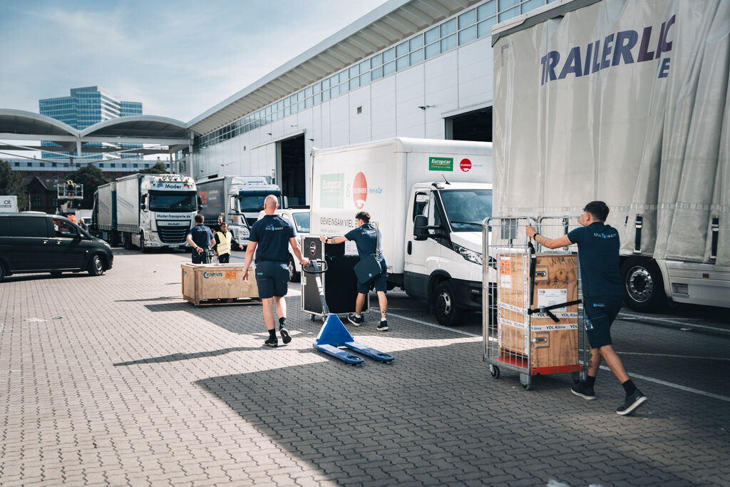 Behind-the-scenes bij een standlevering door 8 Event Freight tijdens een internationale beurs
